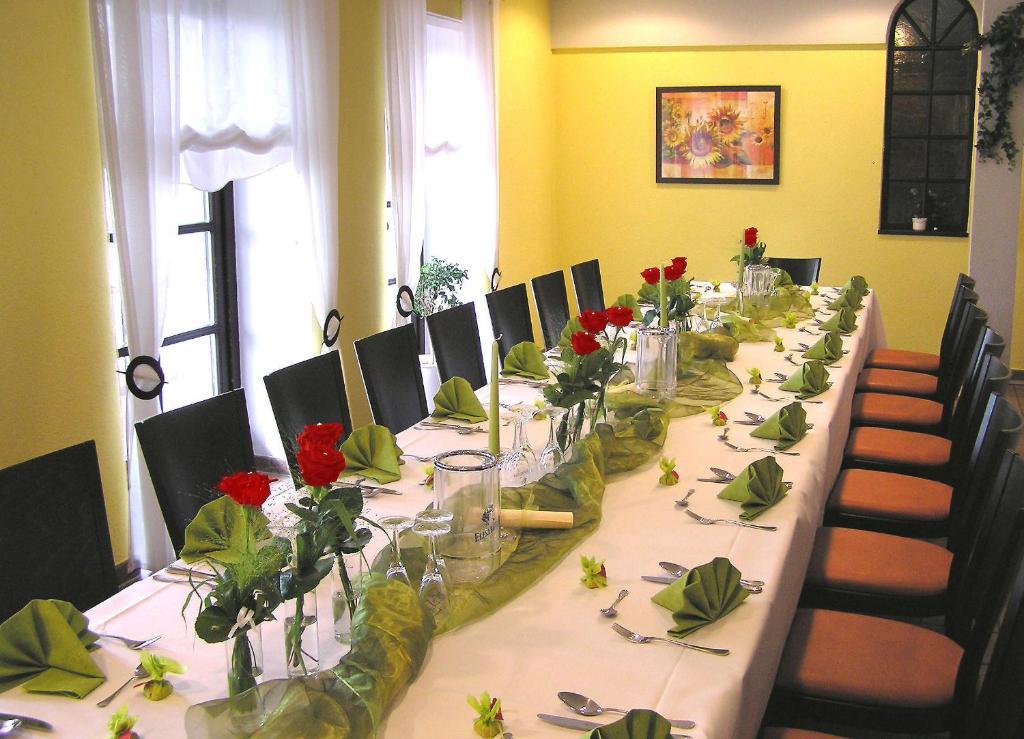 Hotel Pfaffenhof Lich Bagian luar foto